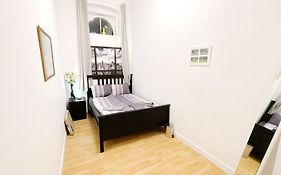 Comfortable Rooms In Lugner City Area